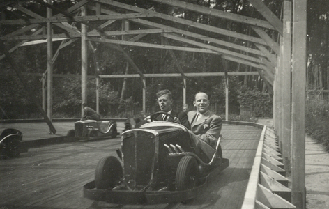 350924 Afbeelding van leden van de Utrechtsche Gymnastiek- en Schermvereniging Bato, in een auto-renbaan bij, ...